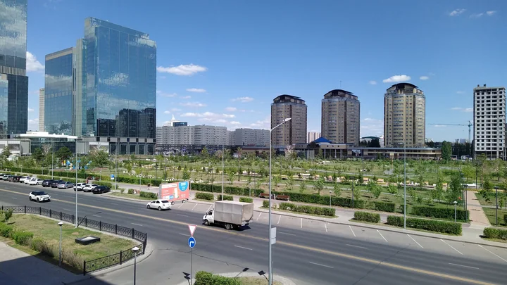 Пешеходная аллея Линейного парка в Астане