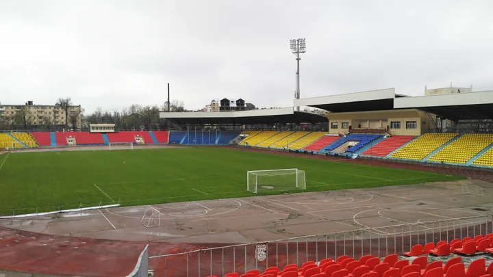 Трибуны и поле Центрального стадиона в Таразе